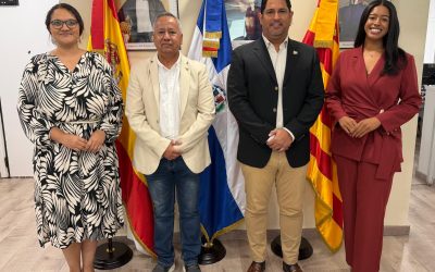 El cónsul general Antonio Gómez Peña recibe al diputado Ernesto Carrión para abordar iniciativas de integración de la comunidad dominicana en Cataluña